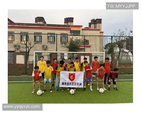 足球明星的踢球技巧与训练秘诀揭秘，助你提升球技水平的全方位指南